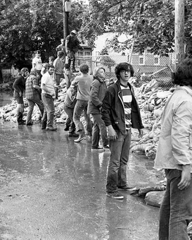 Volunteers Sandbagging on West Street in Auburn